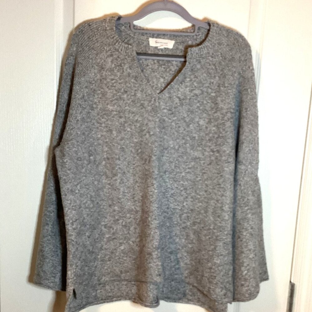 Two by Vince Camuto Women's Knit Sweater Size M V-Neck Oversized Bell Sleeves